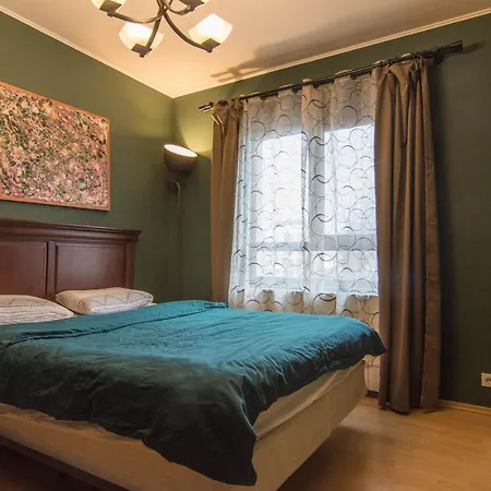 Queen Beds With Underground Parking Apartament