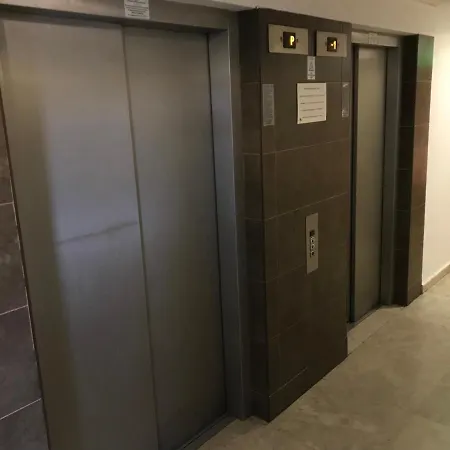 Queen Beds With Underground Parking Apartament