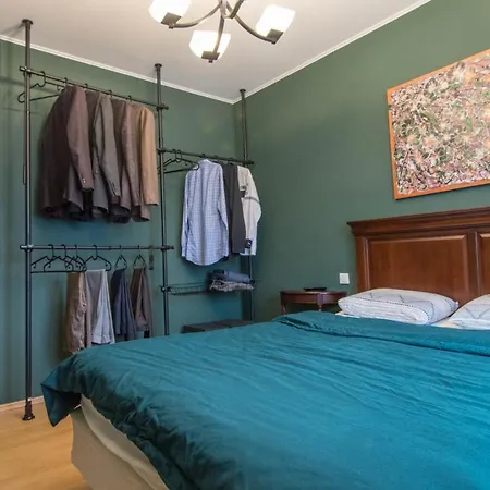 Queen Beds With Underground Parking Apartment *