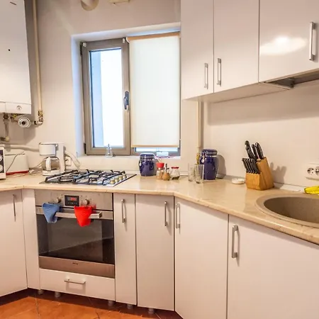 Queen Beds With Underground Parking Apartament